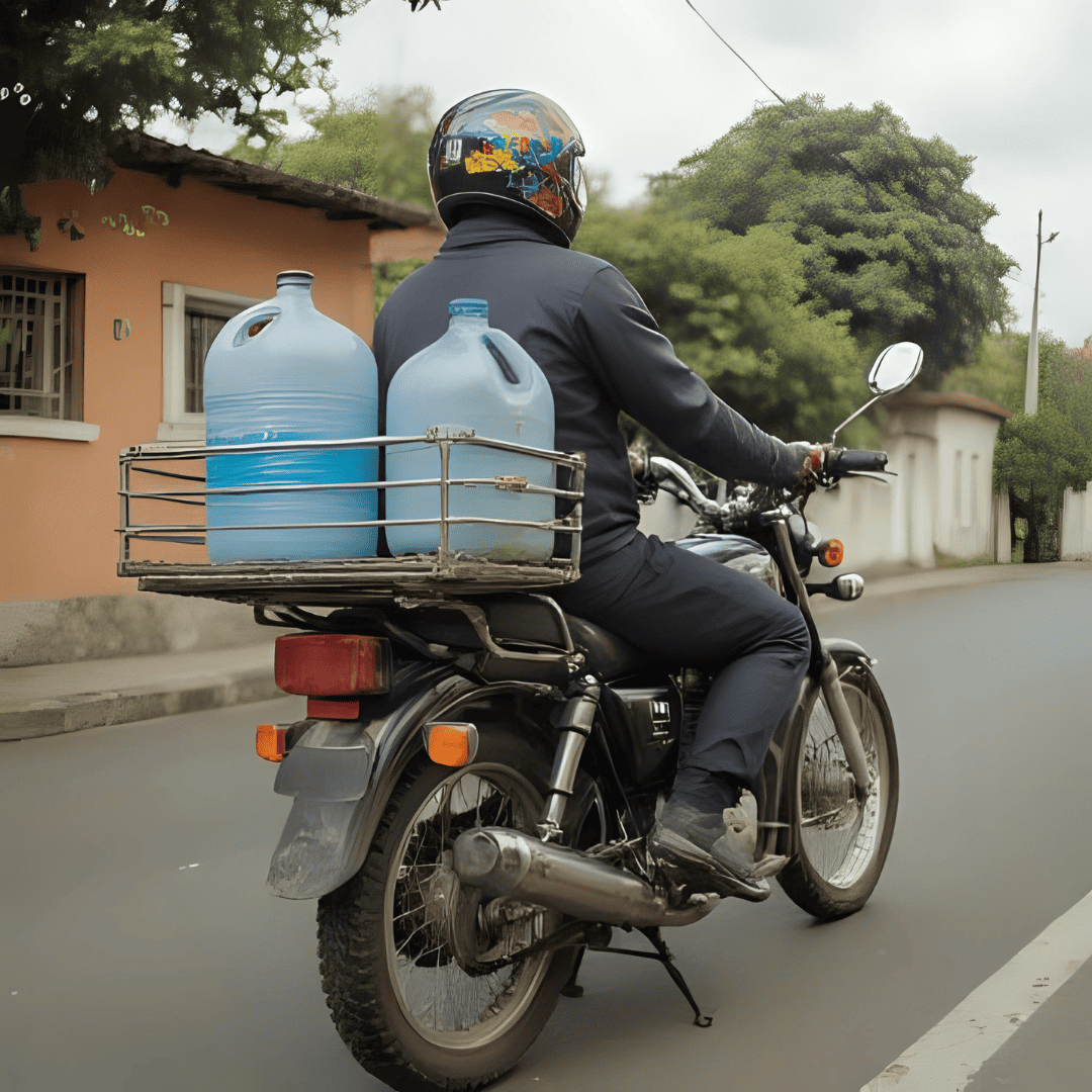 Galão de água na moto é proibido! Entenda a irregularidade e como aplicar a autuação correta 